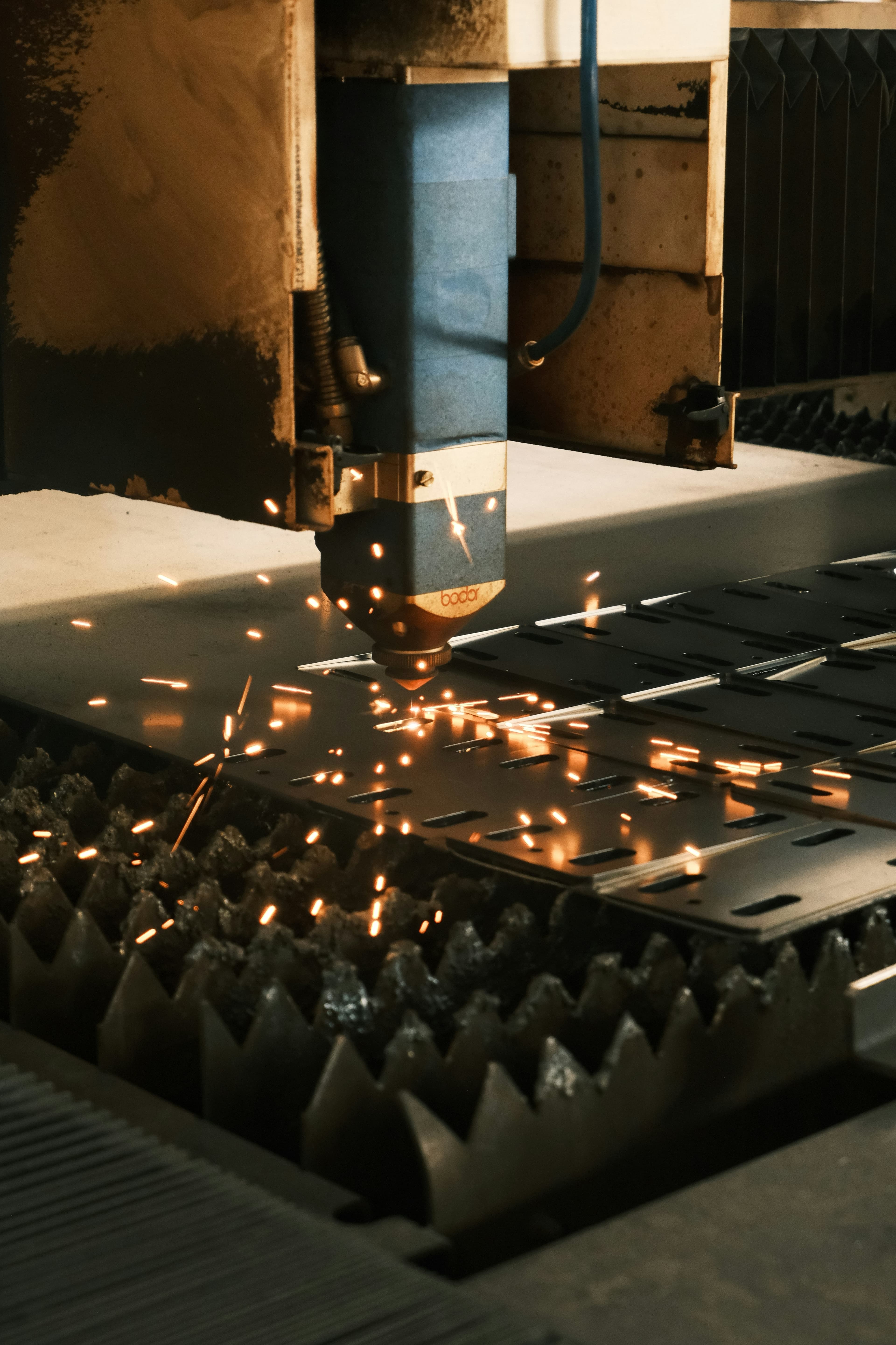 Κοπή laser στις ιδιόκτητες εγκαταστάσεις της Production στις Αχαρνές